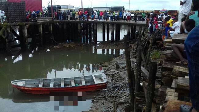 El cuerpo sin vida de un joven de 19 años fue encontrado por habitantes de Buenaventura. Foto: Erika Rebolledo (W Radio)
