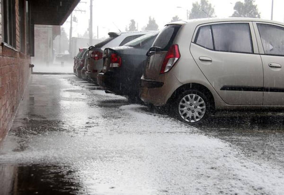 El barrio más afectado por el granizo es Alamos Norte, que presenta grandes cantidades de hielo en las calles y encharcamientos en sus vías.