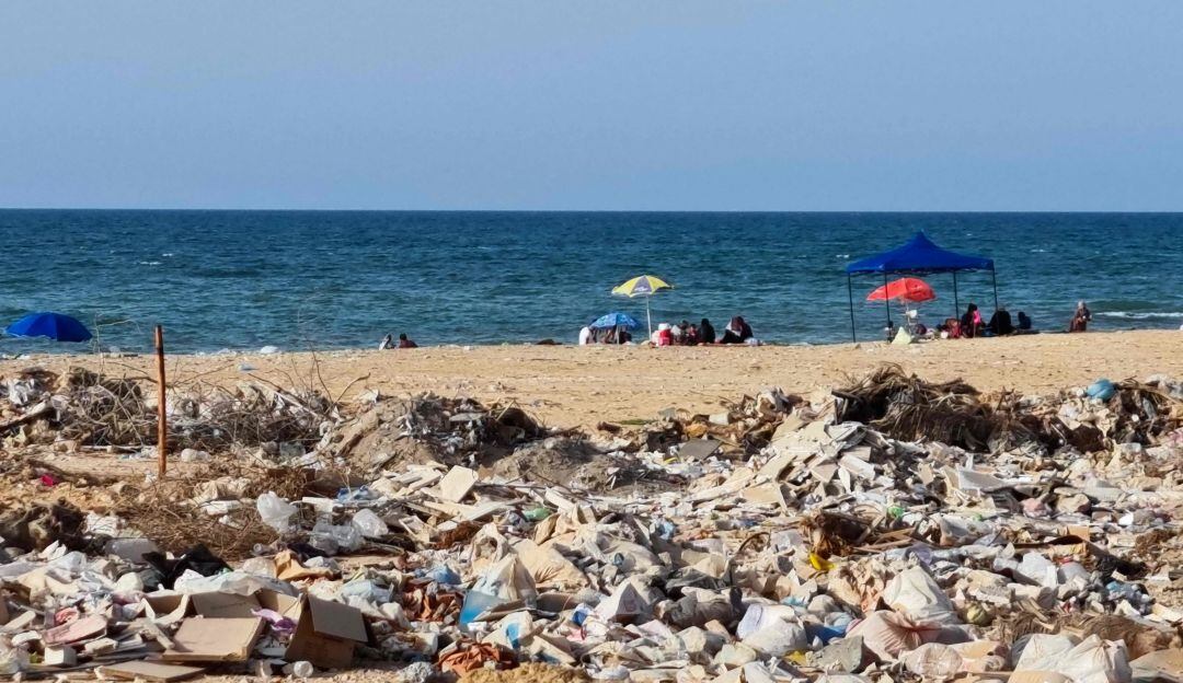 La contaminación se ha vuelto también un problema en las playas 