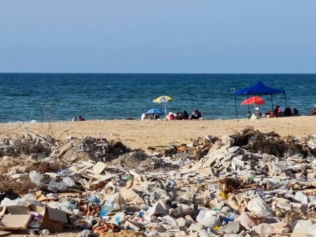 La contaminación se ha vuelto también un problema en las playas 