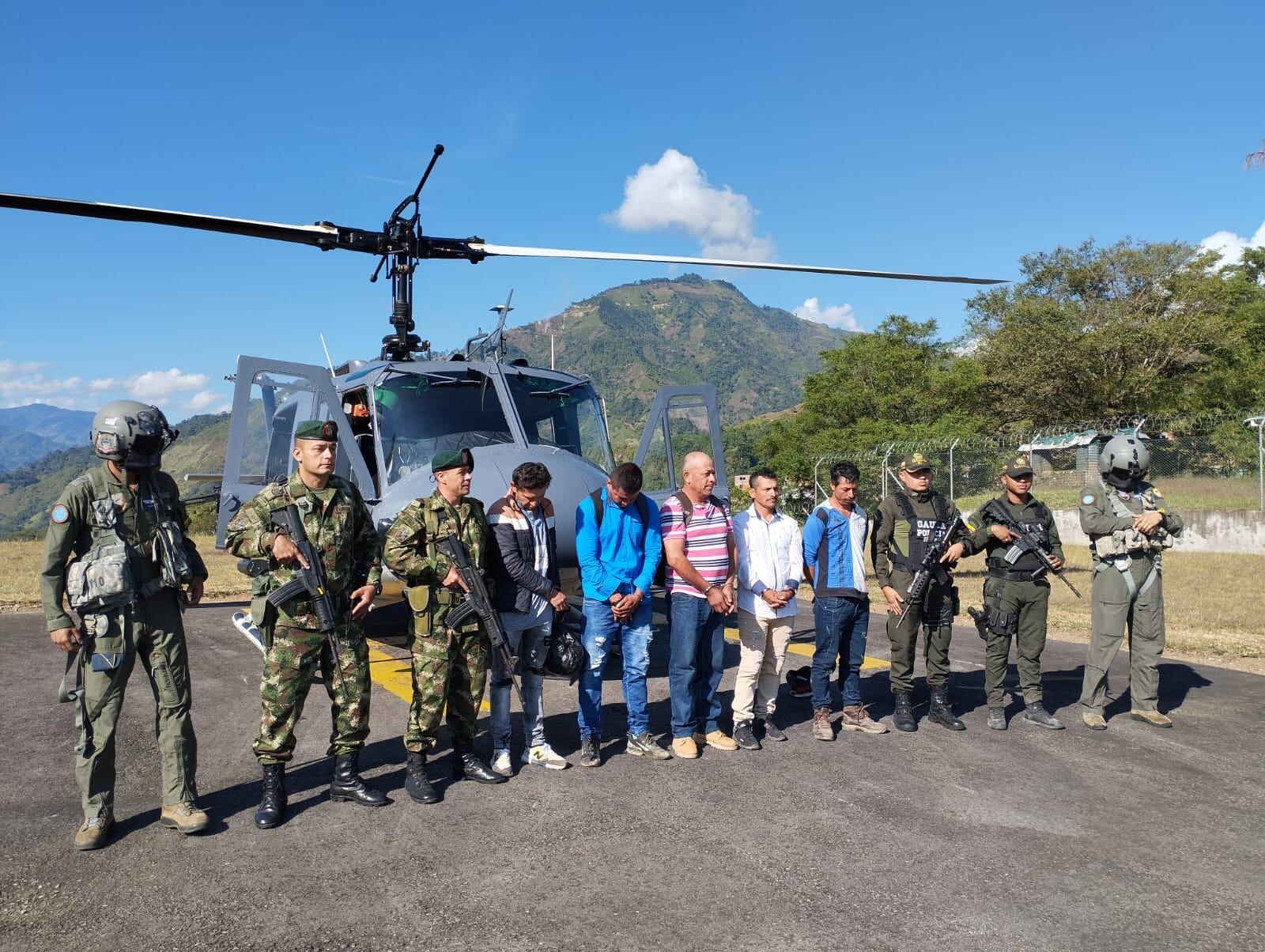 Mediante labores de registro y allanamiento, se captura a cinco sujetos por orden Judicial, señalados de pertenecer al GAO-r Subestructura Ismael Ruiz, por el delito de concierto para delinquir con fines de extorsión, con el  que tenían azotados a comerciantes, transportadores y campesinos del sur del Tolima y norte del Huila.