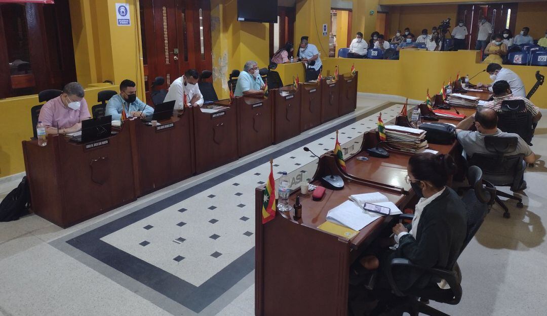 Los concejales criticaron el manejo de los operativos de control sobre las sillas y mesas que ponen los restaurantes en los andenes