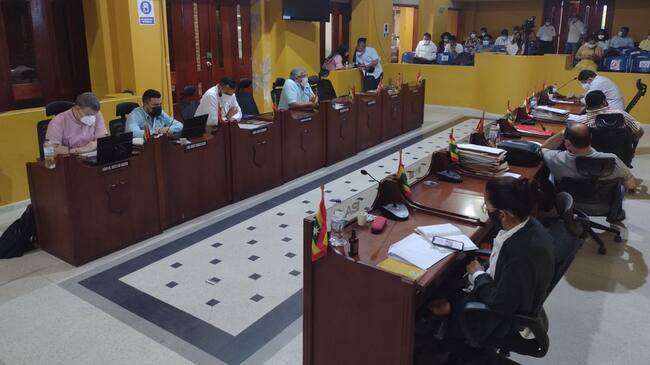 Los concejales criticaron el manejo de los operativos de control sobre las sillas y mesas que ponen los restaurantes en los andenes