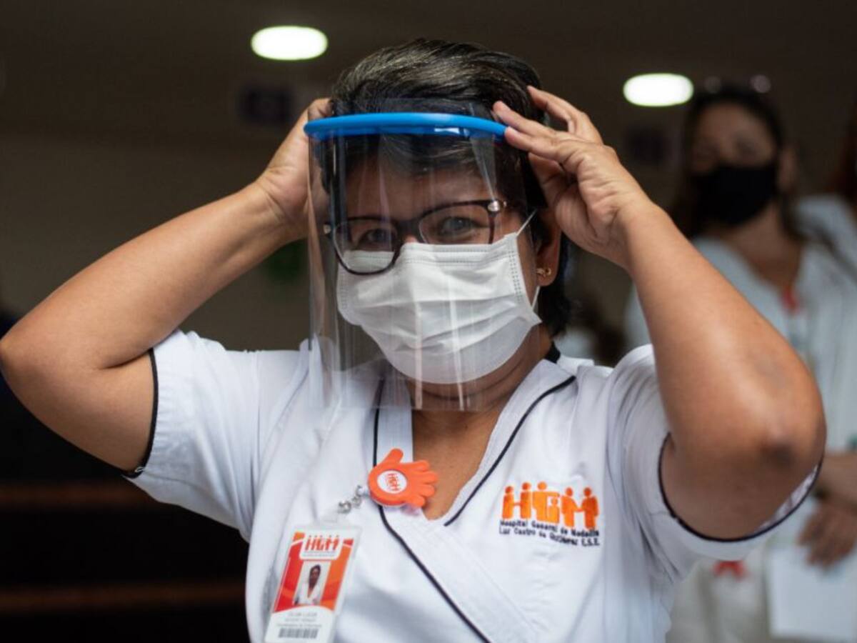 Entregan escudos faciales para proteger a médicos de Medellín