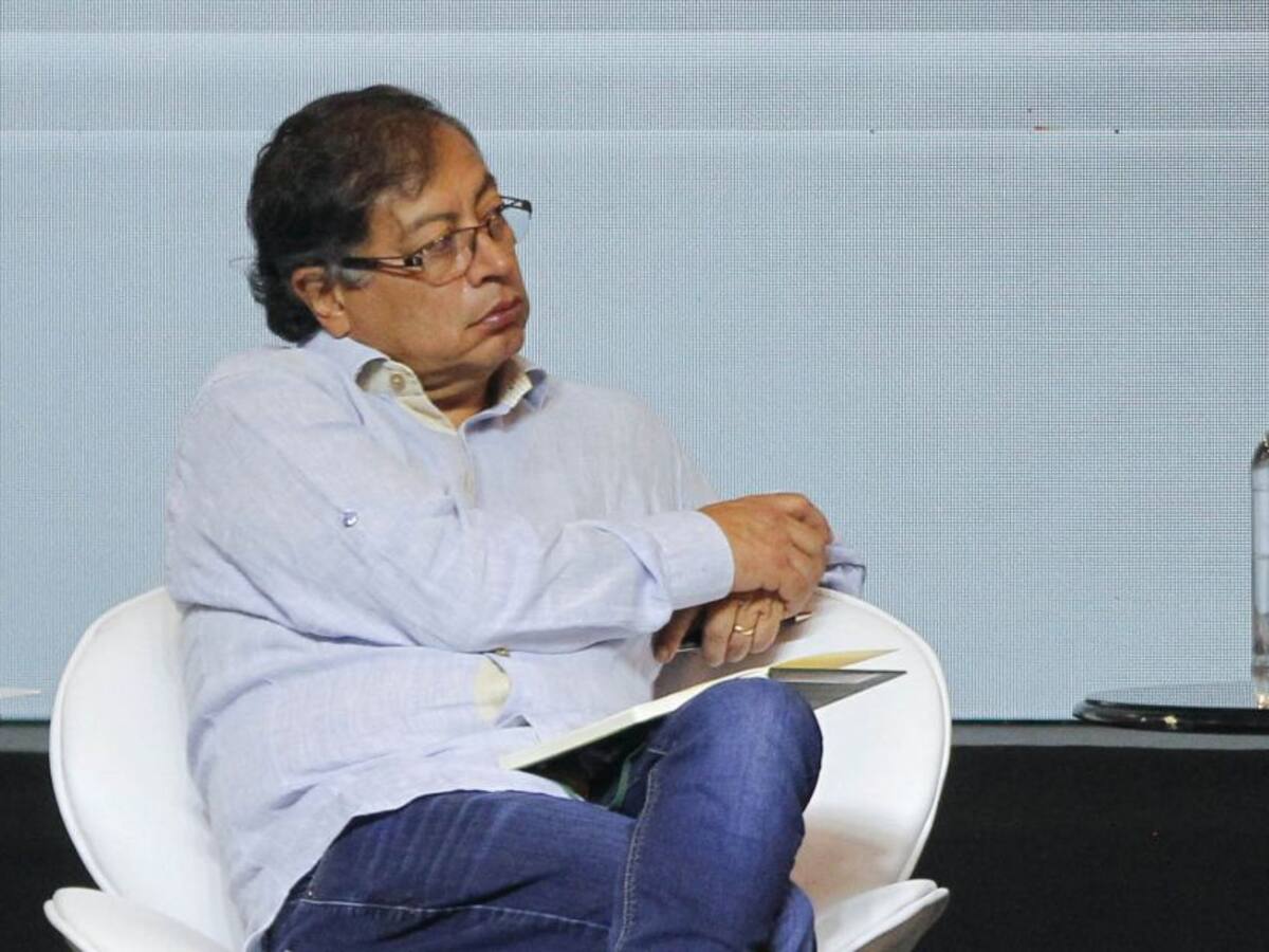 Petro defiende a Ministro de Salud tras declaraciones sobre vacunas COVID