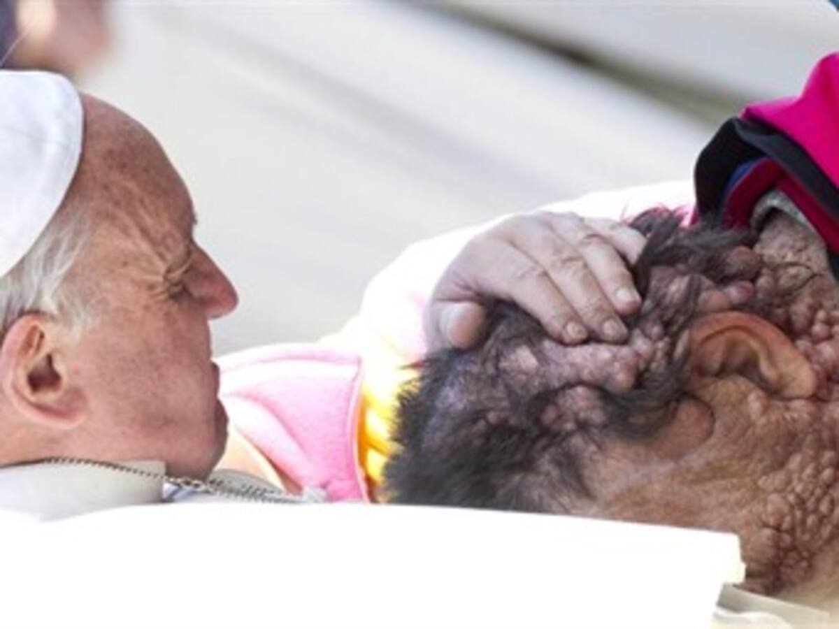 Abrazo fraternal del papa Francisco a dos enfermos