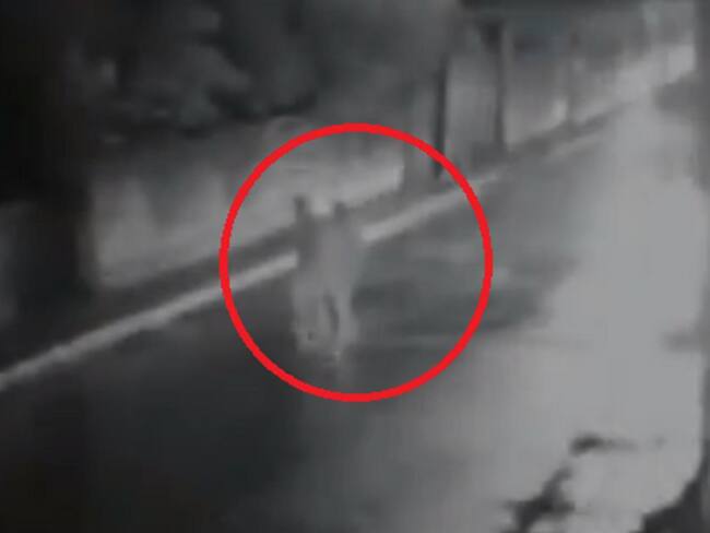 (VIDEO) Camioneta casi termina con la vida de dos jóvenes en Cajicá