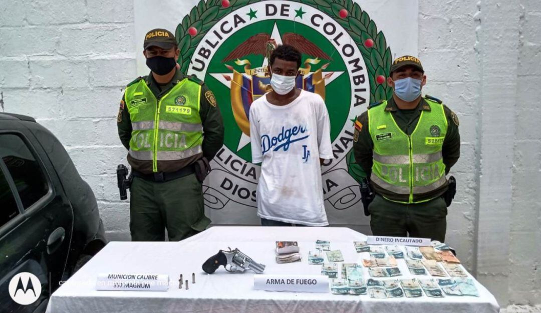 Policías del cuadrante son alertados, incautando un arma de fuego, recuperando el dinero hurtado y colocando a disposición de la Fiscalía