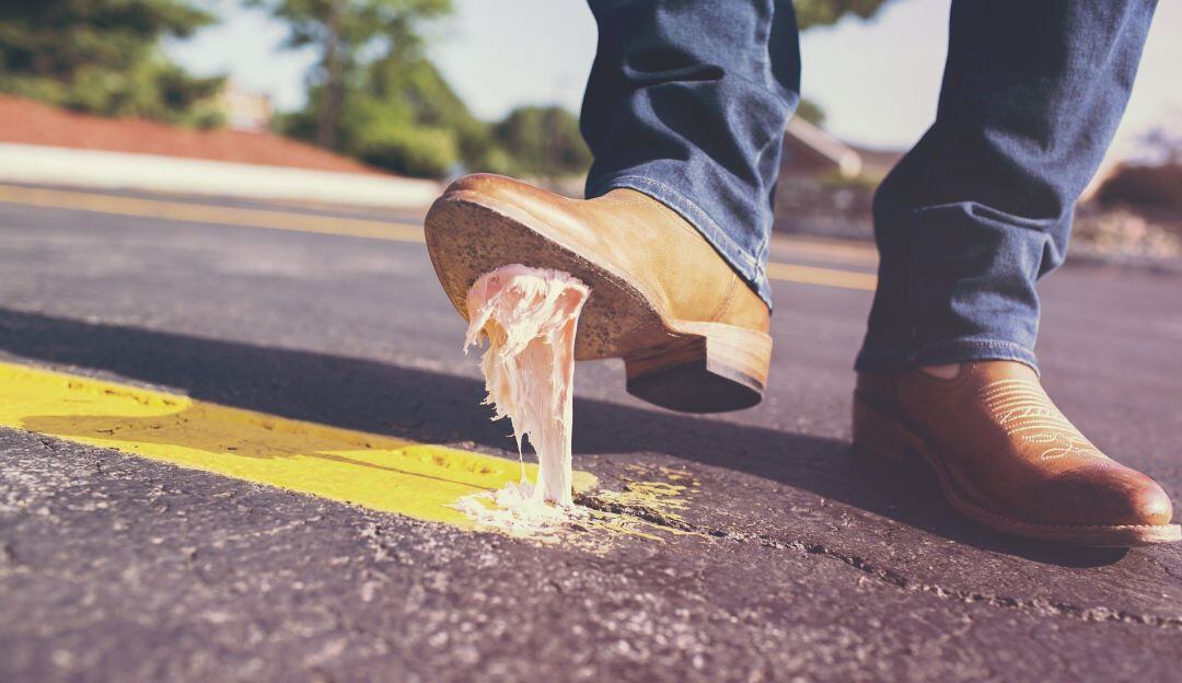 Un hombre pisa chicle en la calle