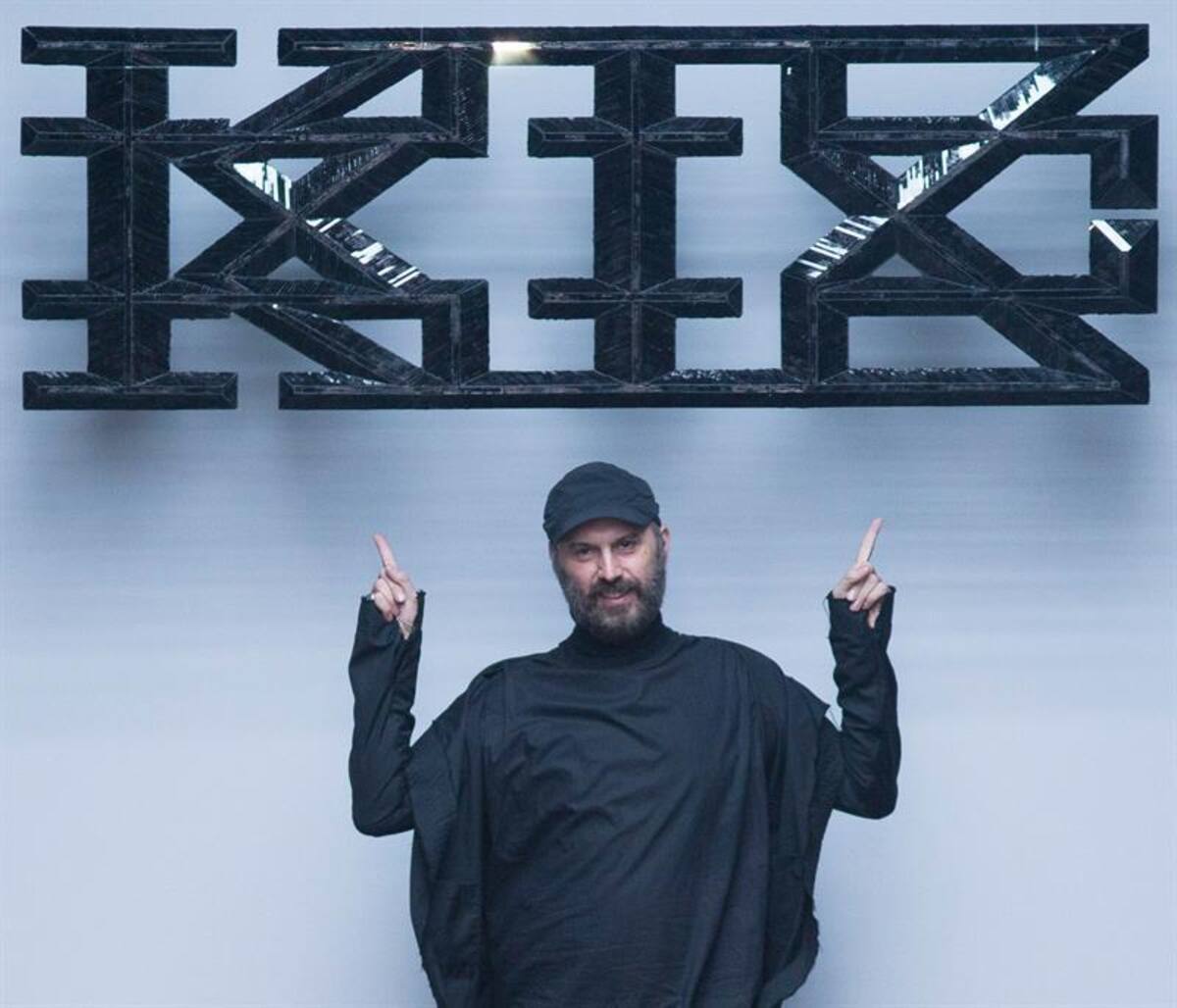 Una serie de modelos presentan la colección de otoño, invierno 2015 en la semana de la moda masculina en Londres, Inglaterra, que se realizará hasta el próximo 12 de enero.