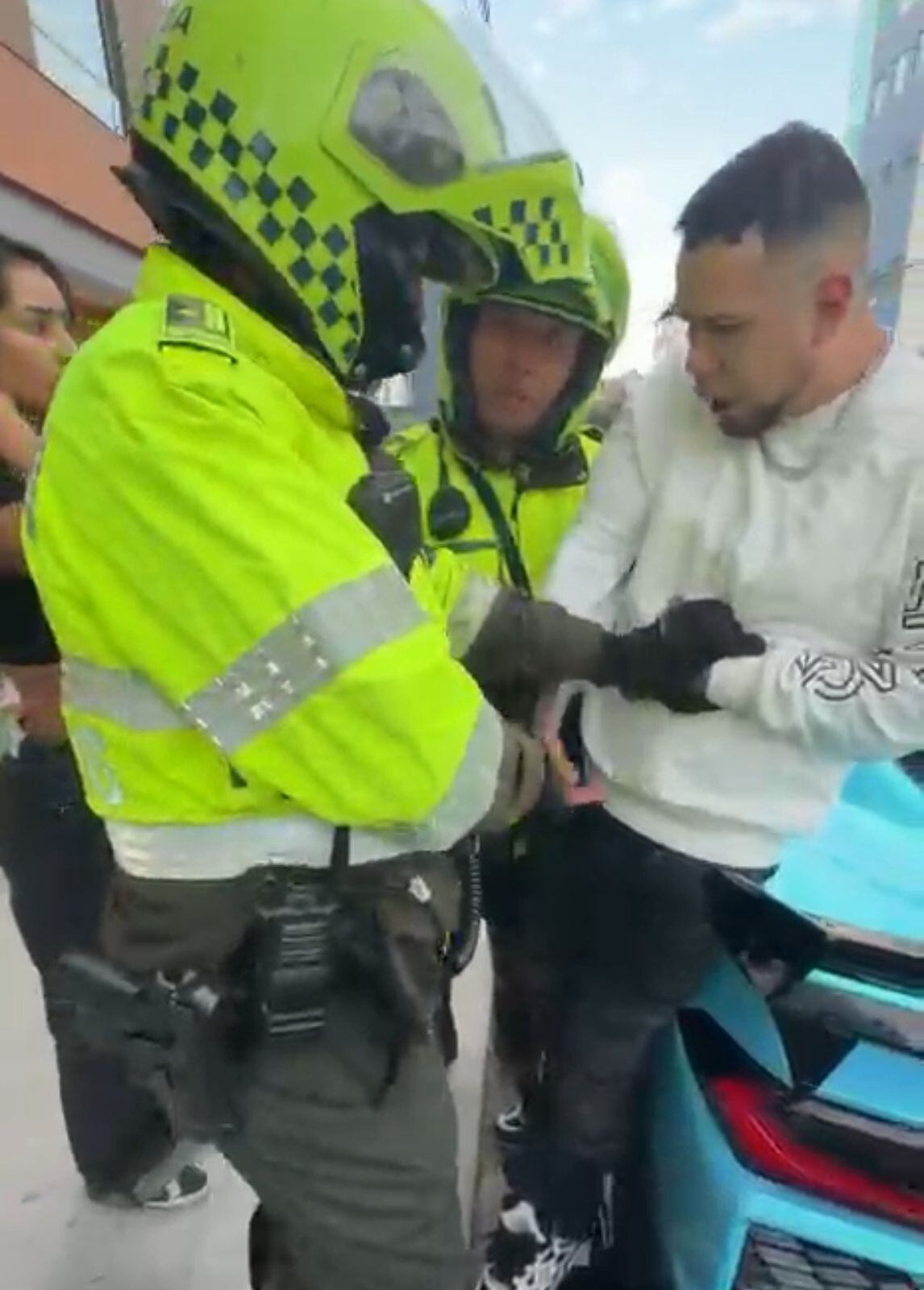 “La multa la pago mil veces”: hombre se enfrenta a la Policía por vehículo mal parqueado