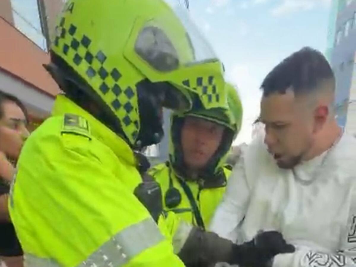 VIDEO | “La multa la pago mil veces”: hombre se enfrenta a la Policía por vehículo mal parqueado