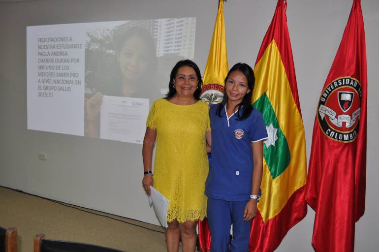 La directora del programa de Fisioterapia, Irma Berrío Penarredonda, con la estudiante destaca, Andrea Charris.