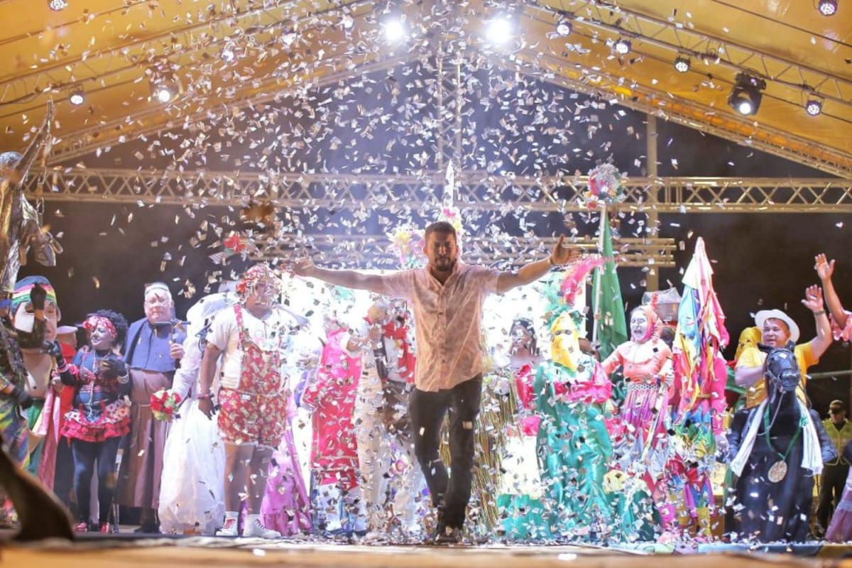La alegría expresada con artistas en el escenario de Tropicana