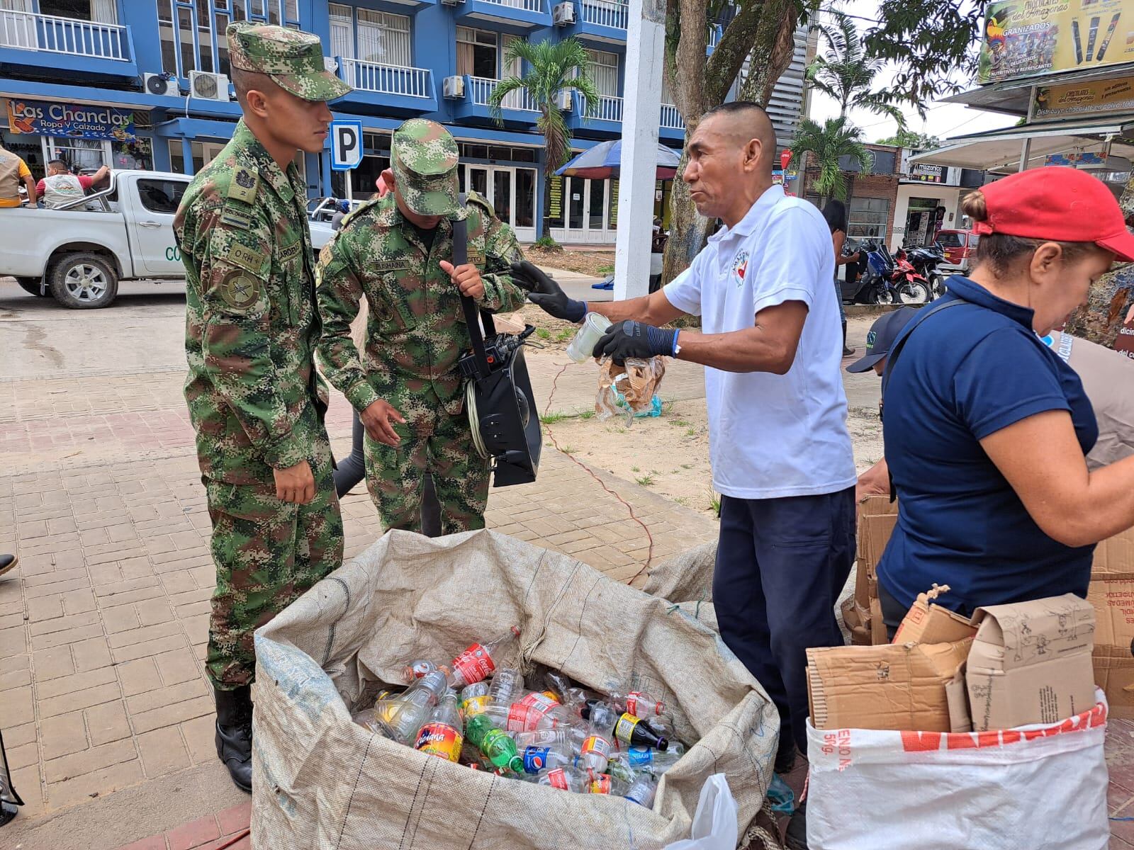 Día mundial del Reciclaje con el ejército Nacional en el Amazonas.