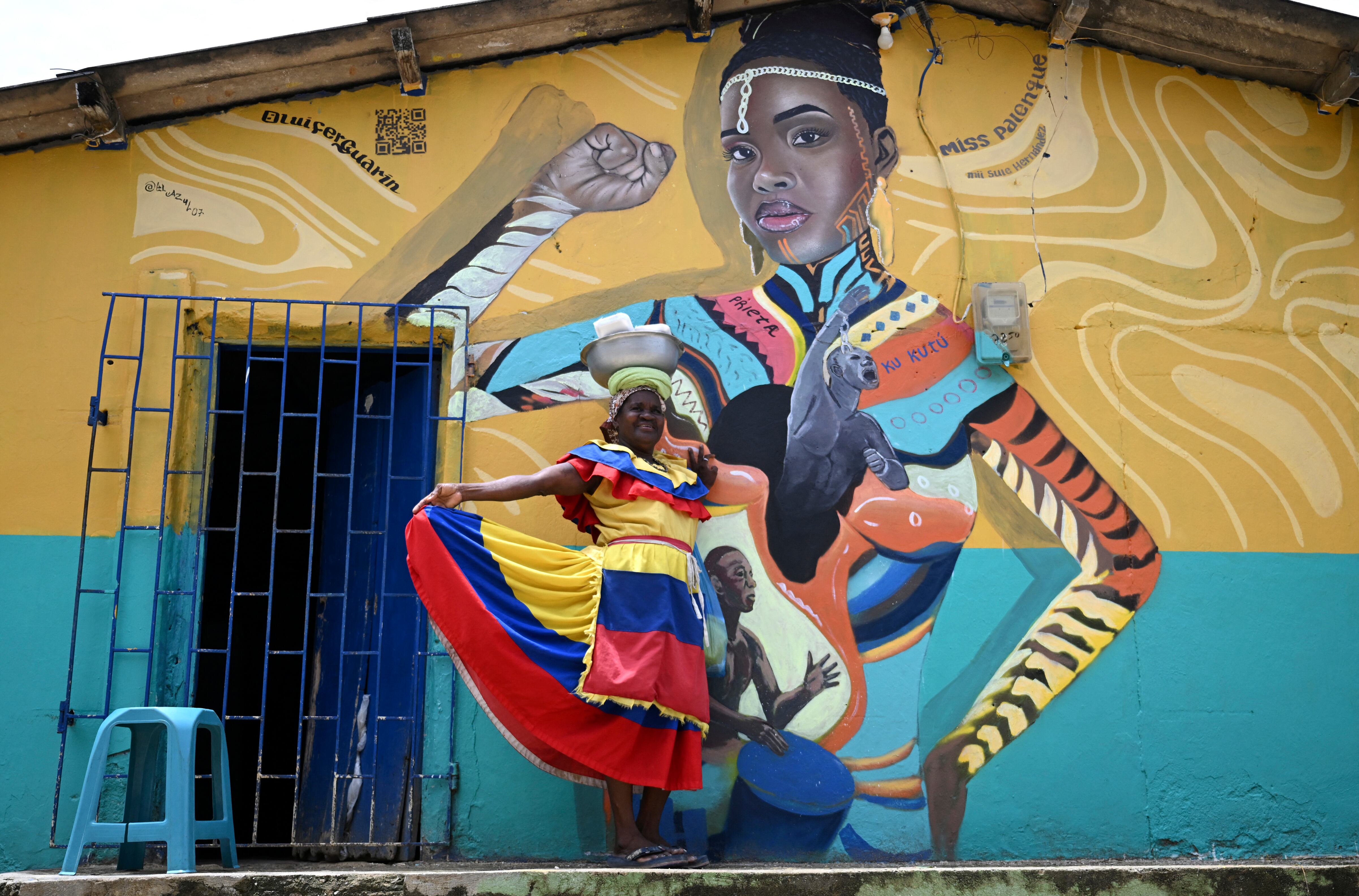 Una palenquera tradicional posa para una fotografía en San Basilio de Palenque, departamento de Bolívar, Colombia, el 17 de agosto de 2024 (Getty Images)