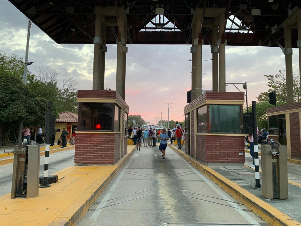 Peaje Papiros en Puerto Colombia, tras el retiro de la talanqueras por manifestantes./ Foto: Caracol Radio