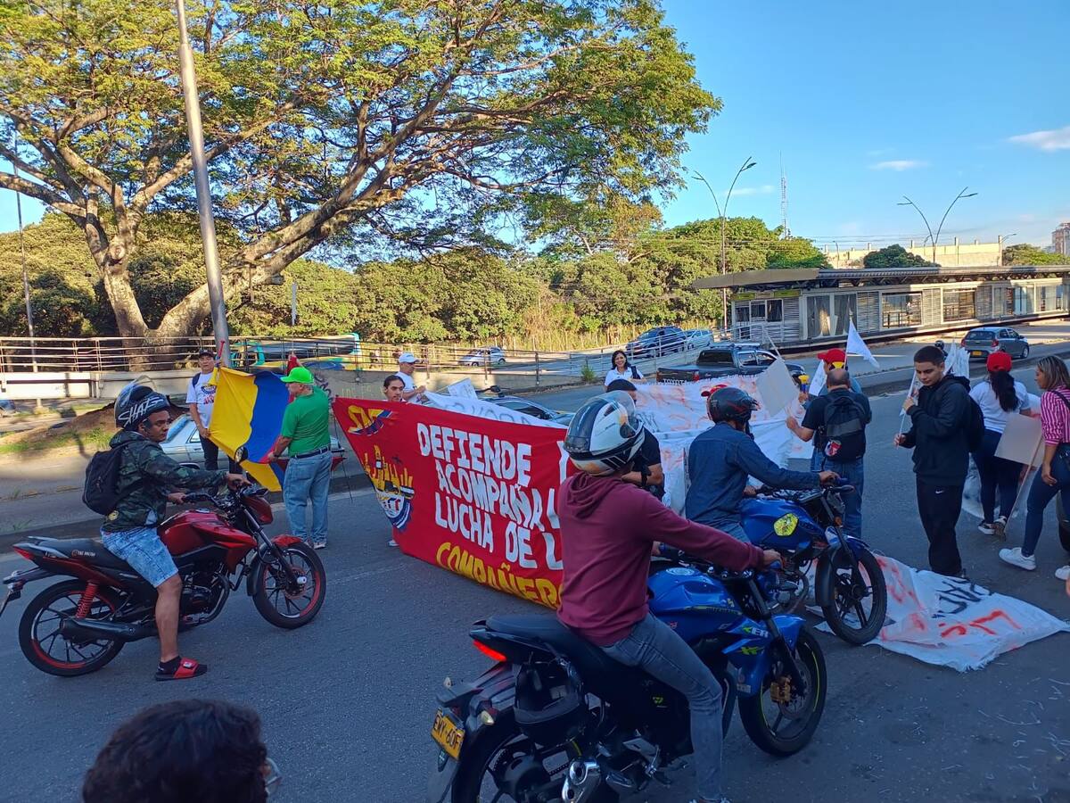 Trancón en la autopista de Bucaramanga por protesta de trabajadores de Metrolínea