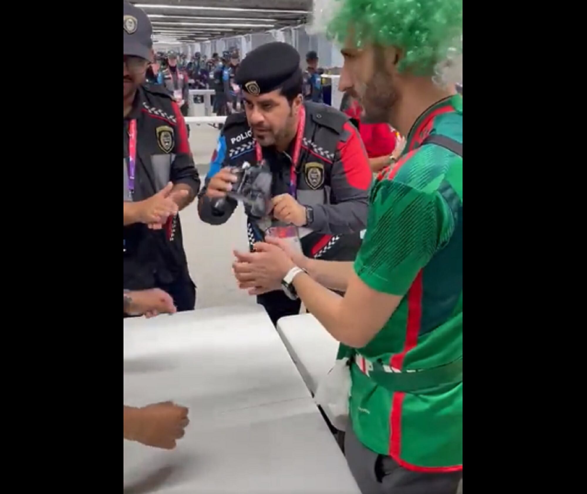 Hincha mexicano con binoculares y alcohol / Tomada de redes sociales