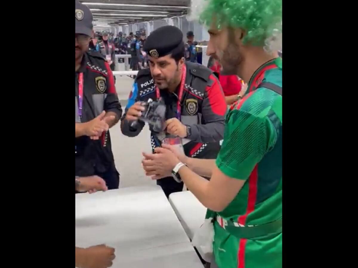 Muy colombiano: lo pillaron entrando trago en binoculares a partido de Qatar 2022