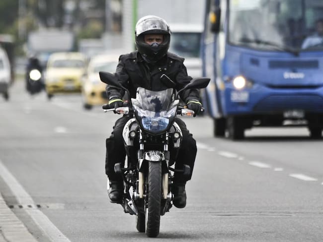 Motociclista en las calles de Bogotá
