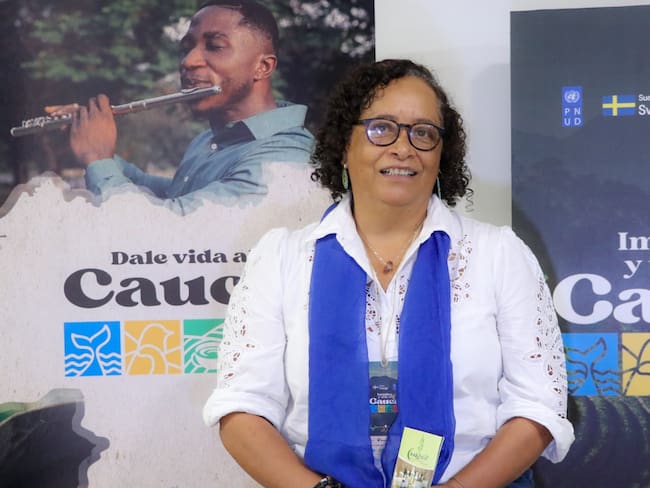Aurora González destaca el liderazgo de las mujeres en la construcción de modelos sostenibles que integran cultura, ambiente y uso responsable del territorio en el Cauca y el Pacífico. | Foto: Caracol Radio.