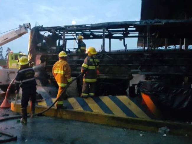 Bus que cubría la ruta Yopal-Bogotá se incineró en un peaje de Boyacá
