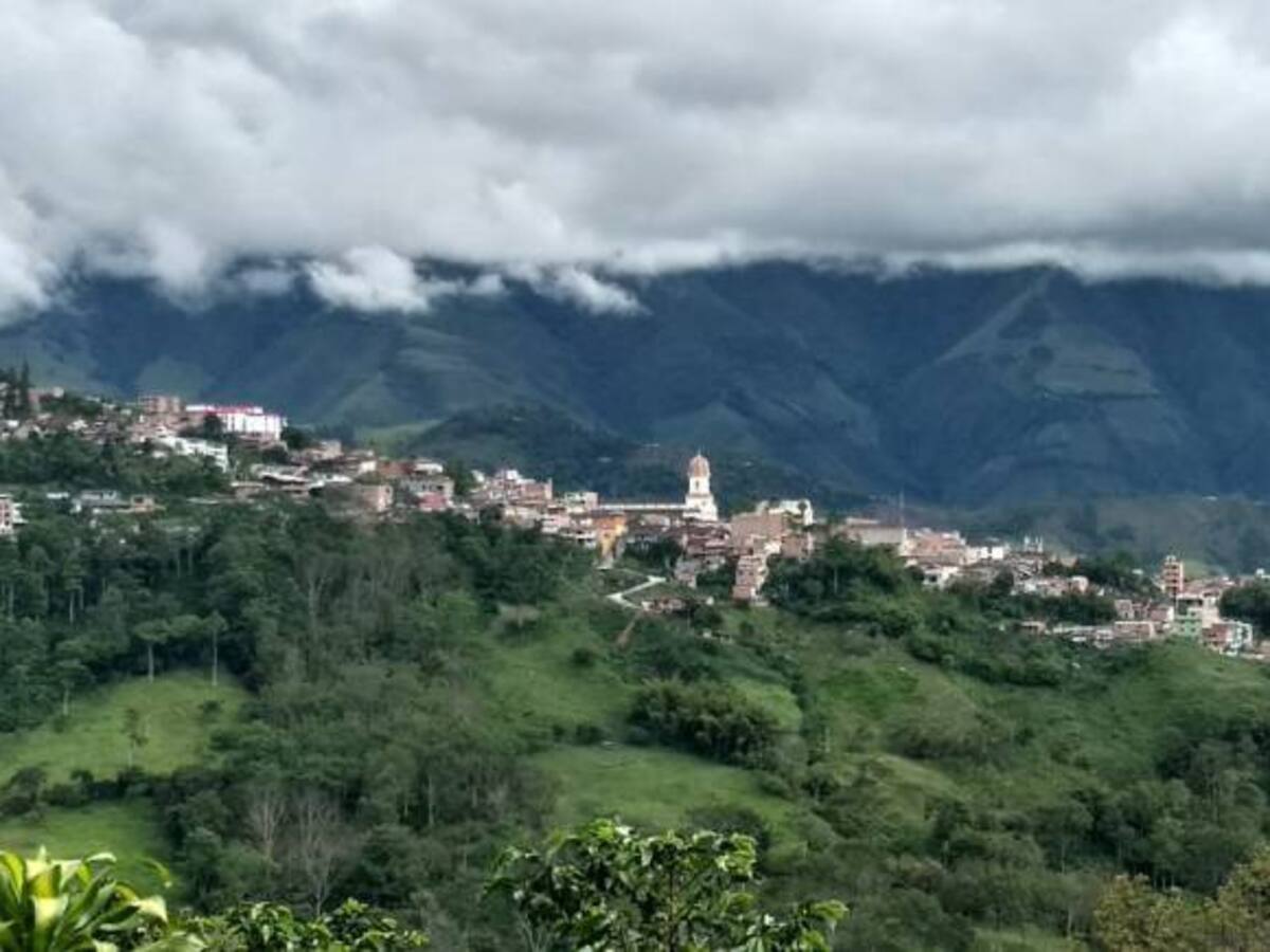 Disputa entre Clan del Golfo y 'Caparros' deja más de 300 desplazados