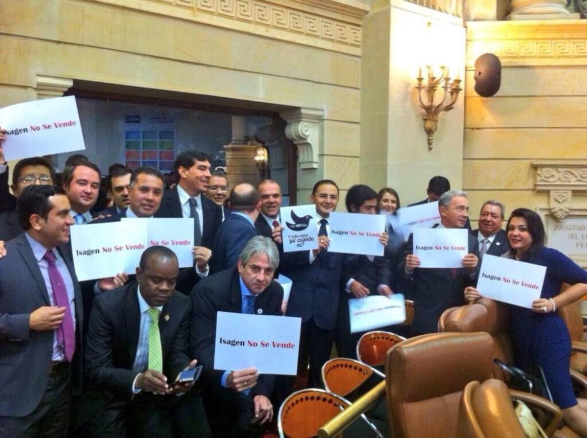7 de Agosto de 2014. Durante la posesión del segundo mandato del presidente Juan Manuel Santos, el Centro Democrático protestó en la plenaria del Congreso por la decisión que tenía el gobierno, en su momento, de vender la electrificadora Isagen.