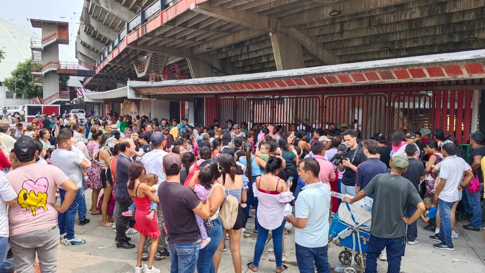 Familias desplazadas esperando atención en el estadio de Cúcuta / Foto: Caracol Radio
