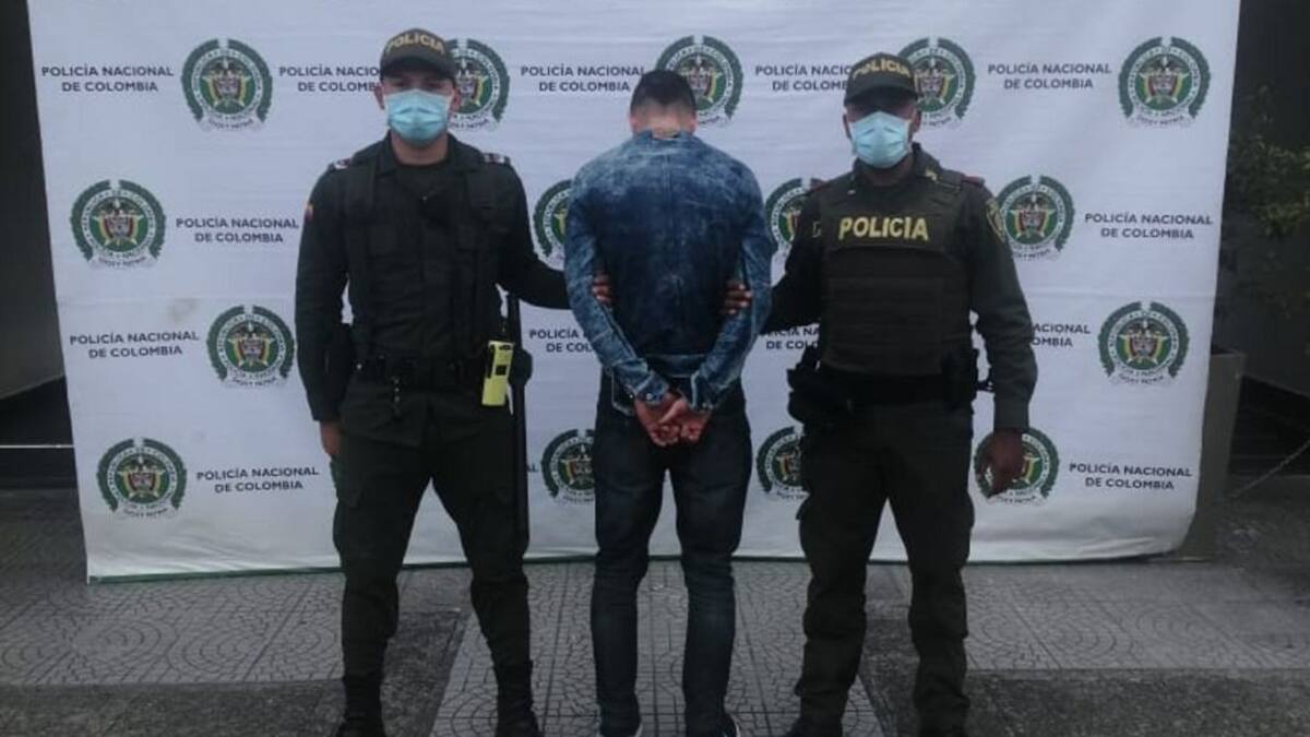Capturan a un hombre que intentó esconder un arma de fuego ilegal