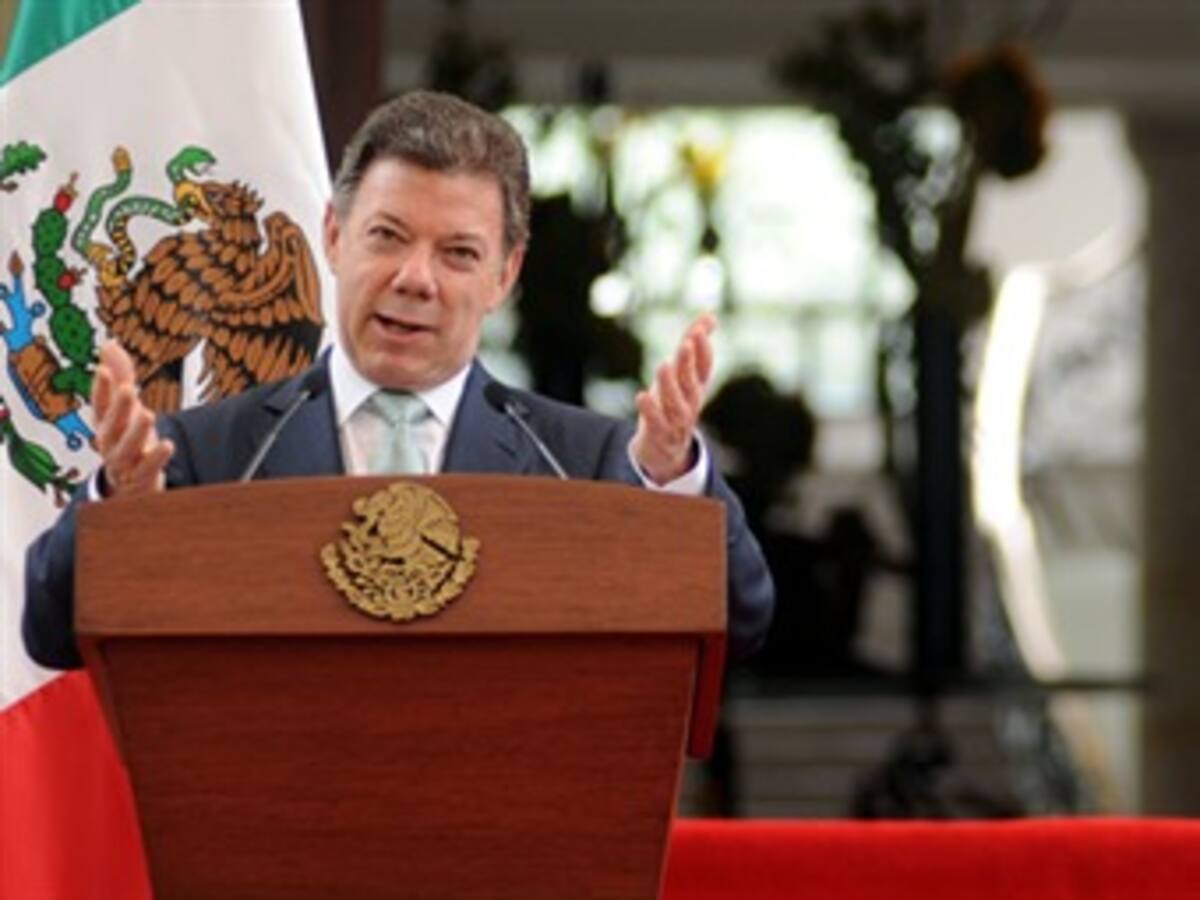 No podemos ser simples espectadores del juego financiero internacional: Santos