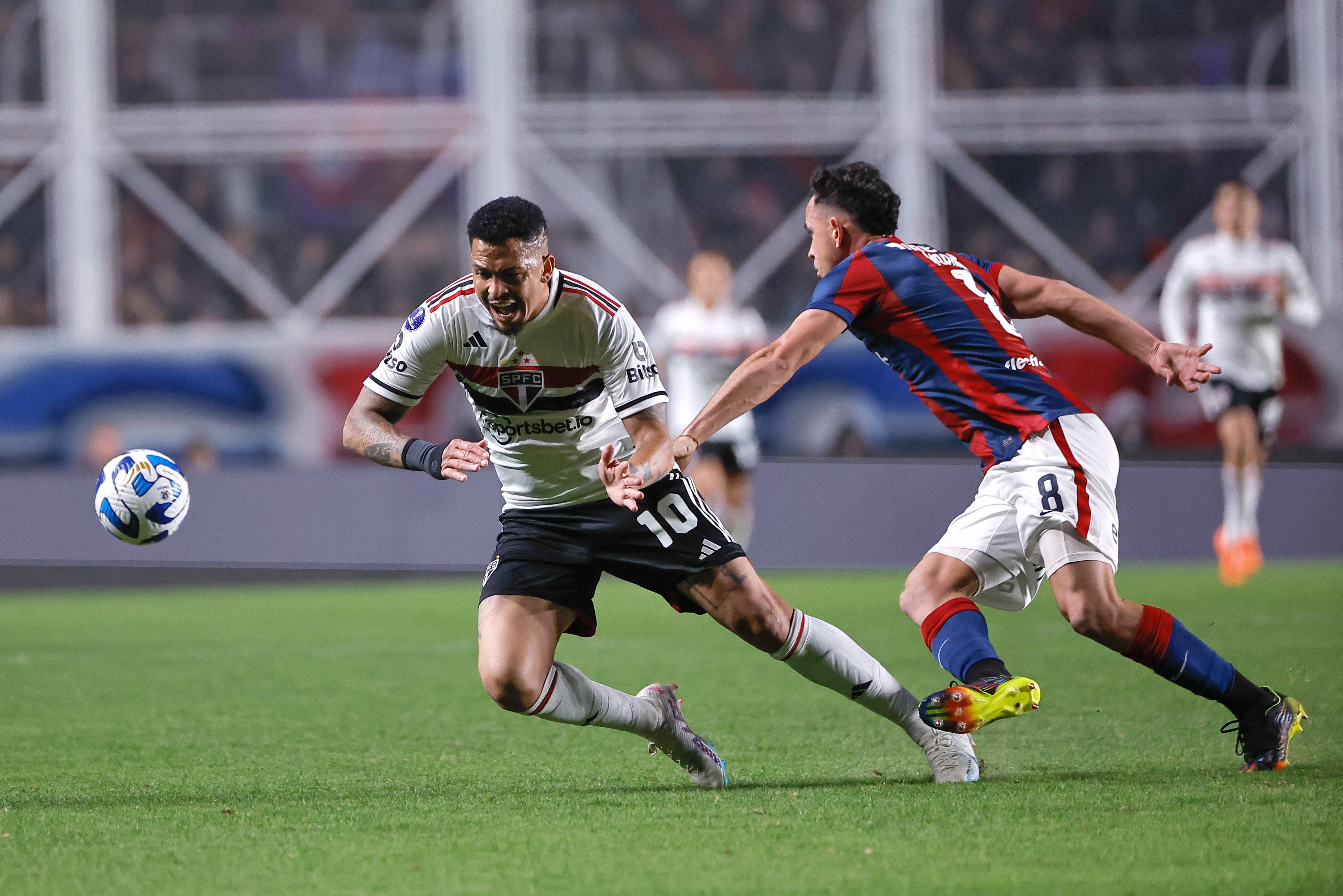 Gonzalo Maroni (d) de San Lorenzo disputa el balón con Luciano de Sao Paulo hoy, a un partido de los octavos de final de la Copa Sudamericana entre San Lorenzo y Sao Paulo en el estadio Pedro Bidegain en Buenos Aires (Argentina). EFE/ Juan Ignacio Roncoroni