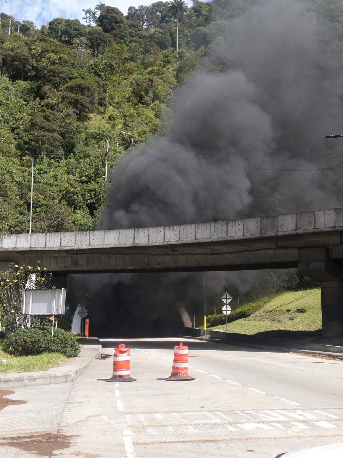 Incendio en el túnel de La Línea produce cierre parcial y monumental trancón: esto es lo que se sabe.