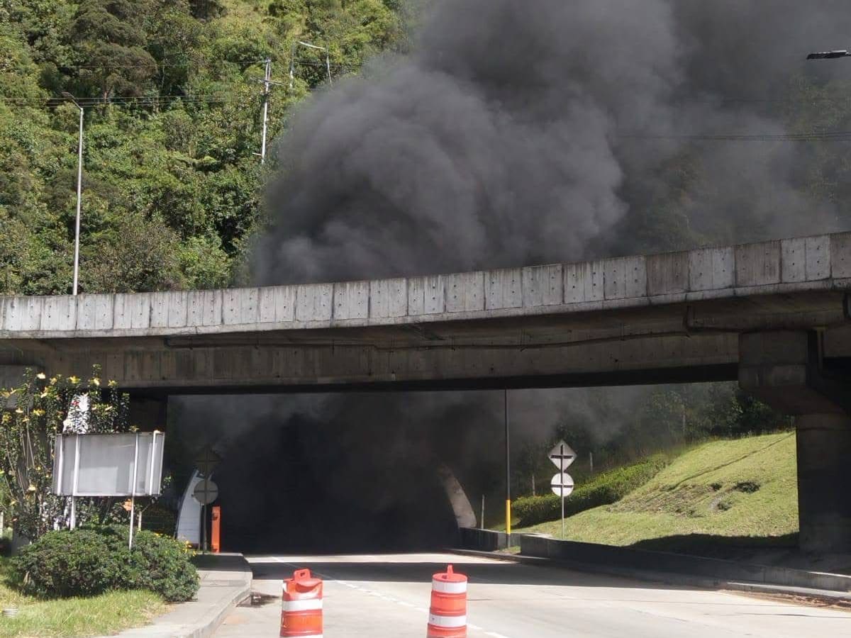 Incendio en el Túnel de La Línea produce cierre parcial y monumental trancón: esto es lo que se sabe