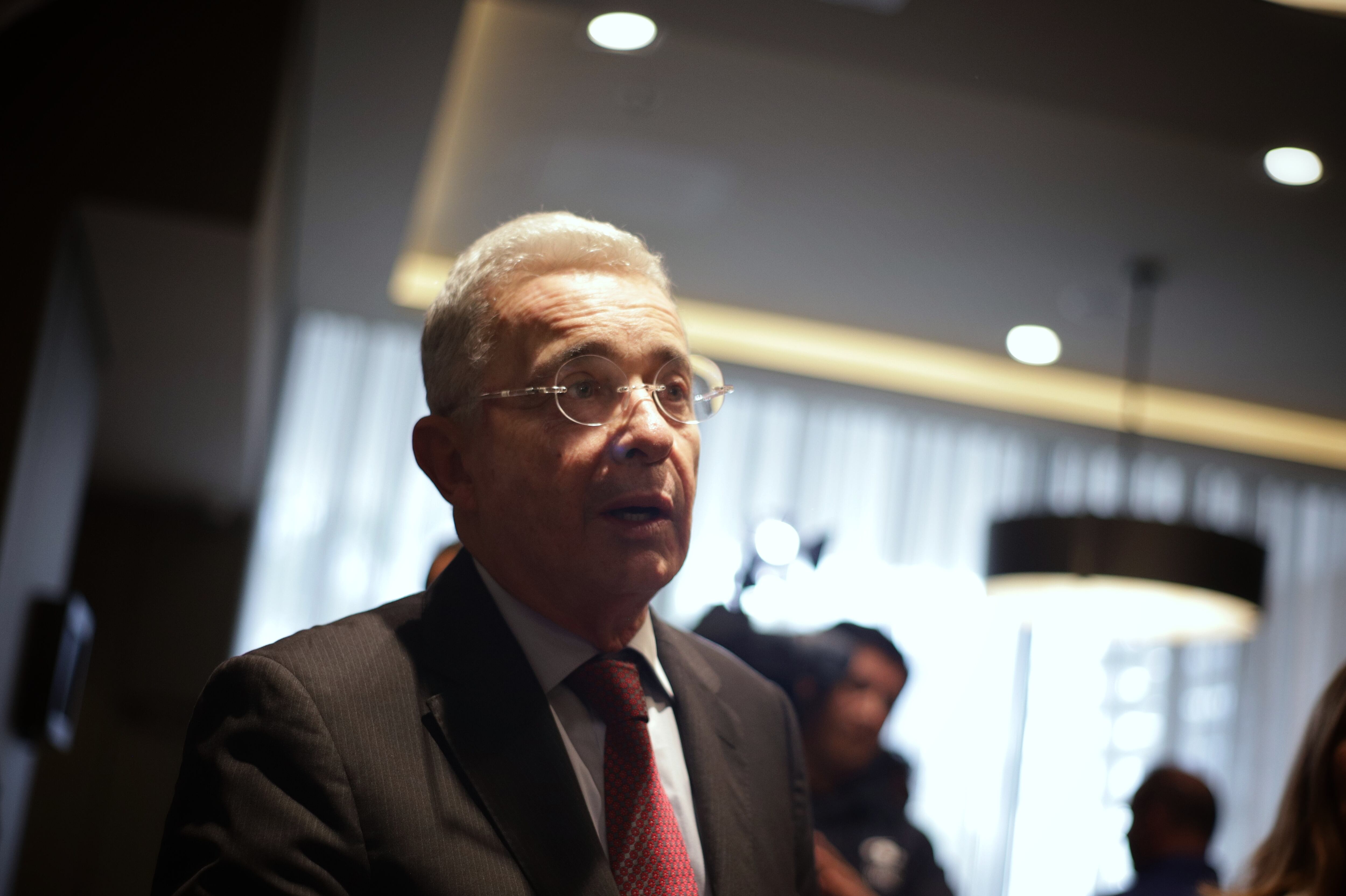 El expresidente Álvaro Uribe advierte los posibles efectos por el alza del dólar
