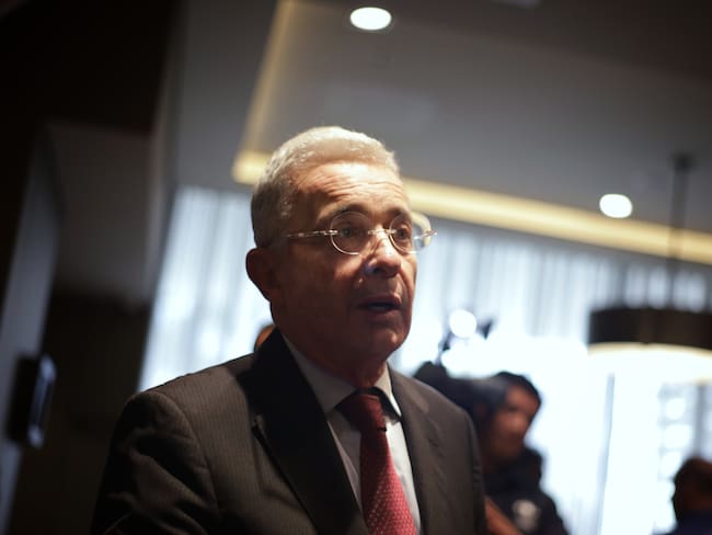 El expresidente Álvaro Uribe advierte los posibles efectos por el alza del dólar