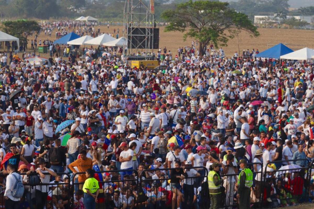 La multitud de asistentes están reunidos listo para el concierto 