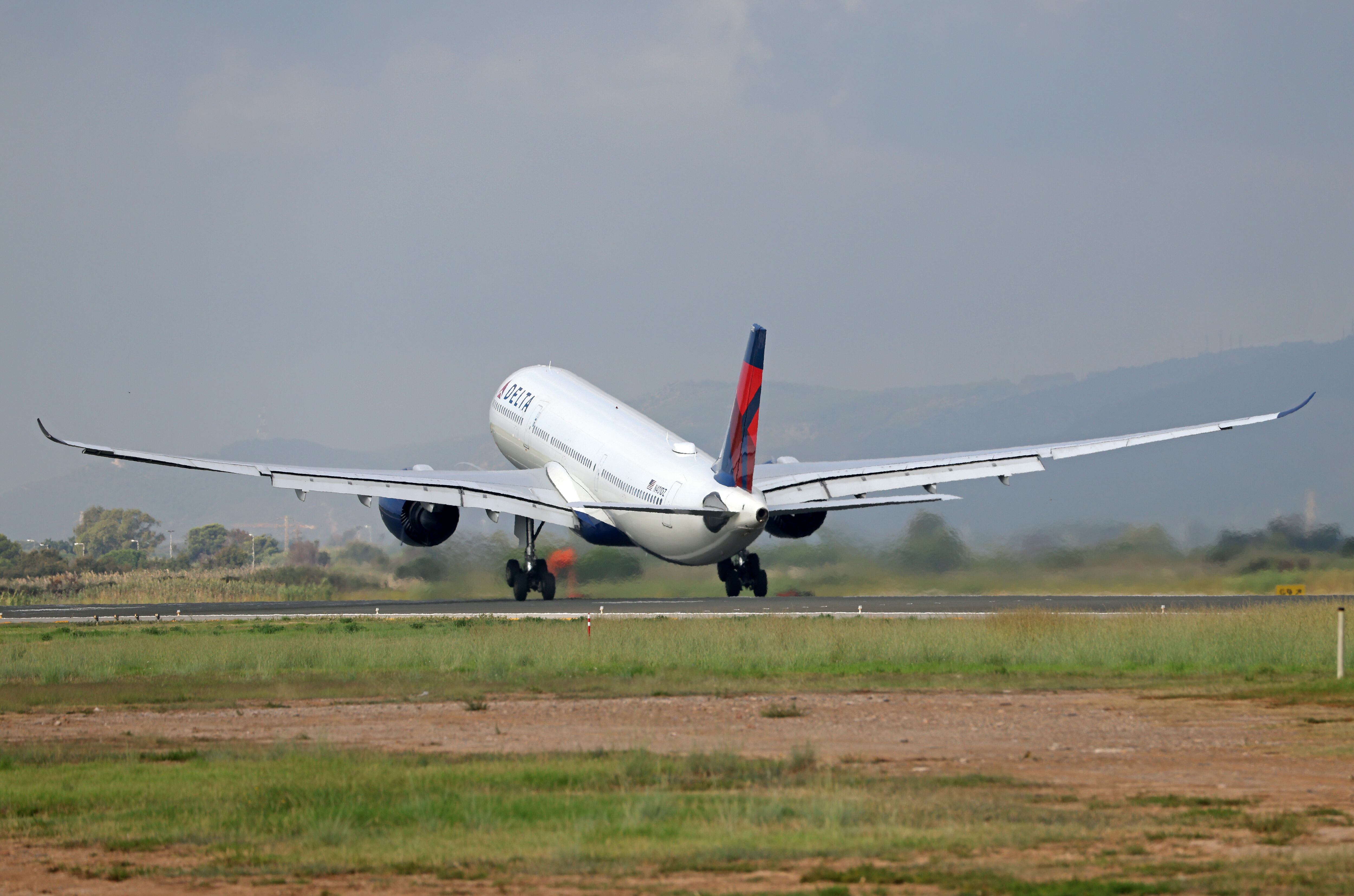 Italia prorroga 15 días más los controles de los viajes procedentes de España. Imagen de referencia, avión Delta. Foto:  Joan Valls/Urbanandsport/NurPhoto via Getty Images