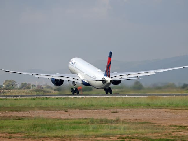 Italia prorroga 15 días más los controles de los viajes procedentes de España. Imagen de referencia, avión Delta. Foto: Joan Valls/Urbanandsport/NurPhoto via Getty Images