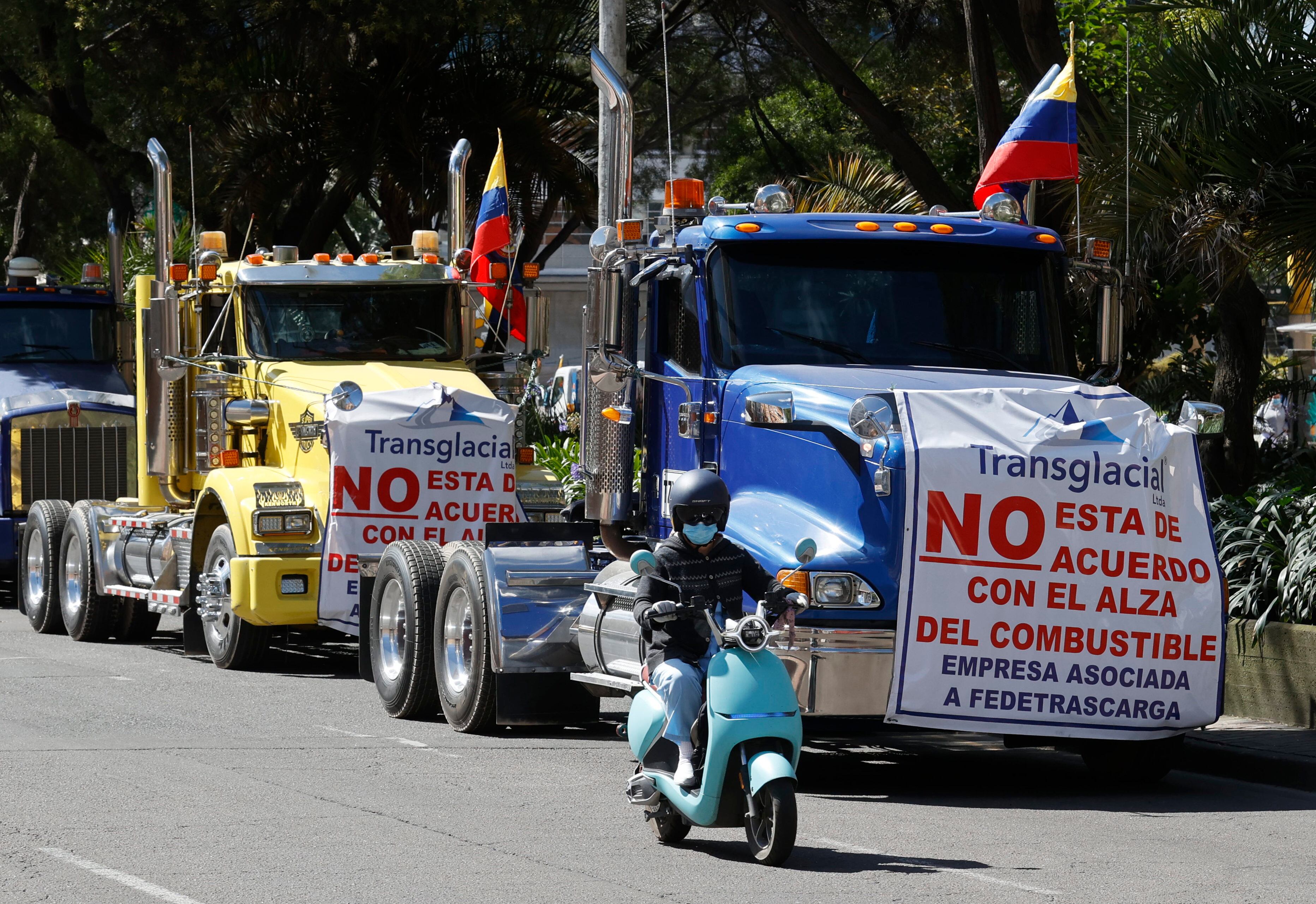 Fotografía que muestra camiones parqueados durante una protesta contra el alza del precio de la gasolina en Bogotá.  Foto: EFE / Mauricio Dueñas Castañeda