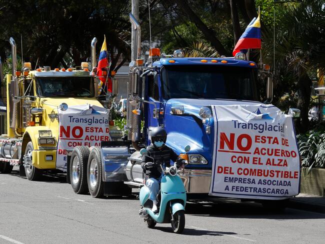 Fotografía que muestra camiones parqueados durante una protesta contra el alza del precio de la gasolina en Bogotá.  Foto: EFE / Mauricio Dueñas Castañeda