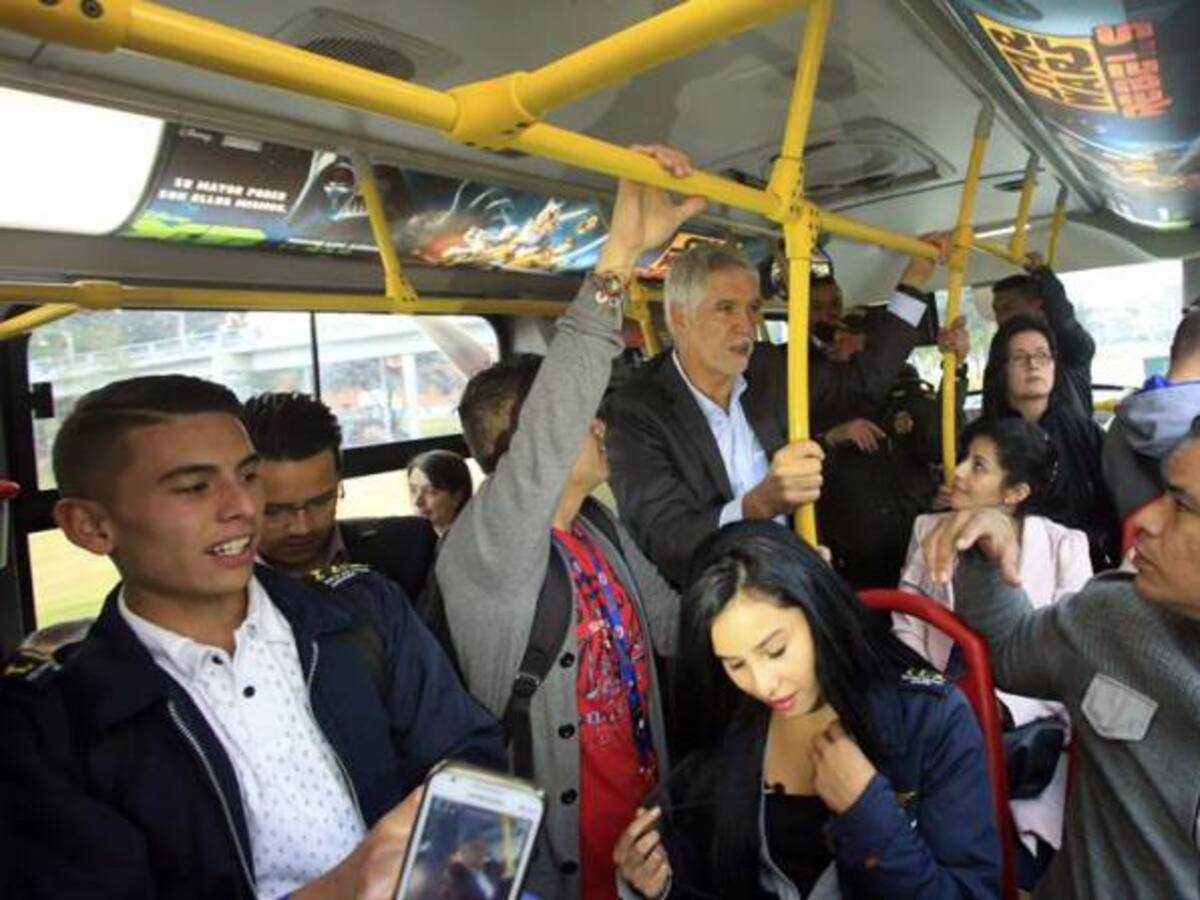 Bogotanos "abuchean" al alcalde en su recorrido por la carrera séptima