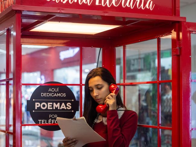 En cuarentena, dedique poemas por teléfono