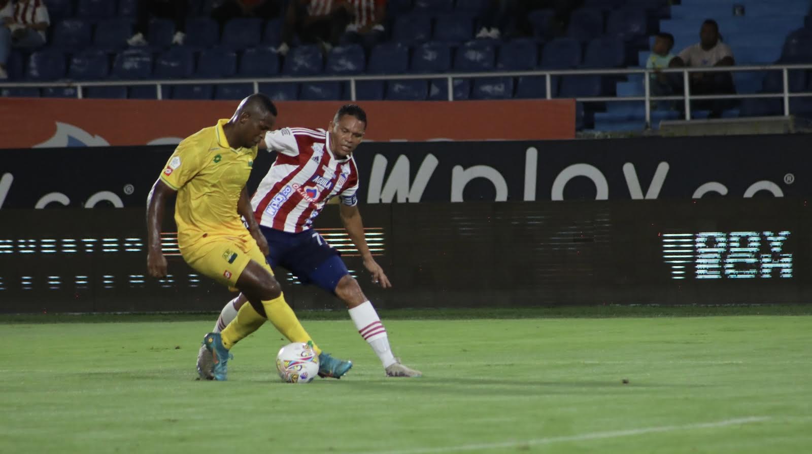 Junior y Bucaramanga se enfrentan en el estadio Metropolitano. (Colprensa - Jairo Kasssiani)
