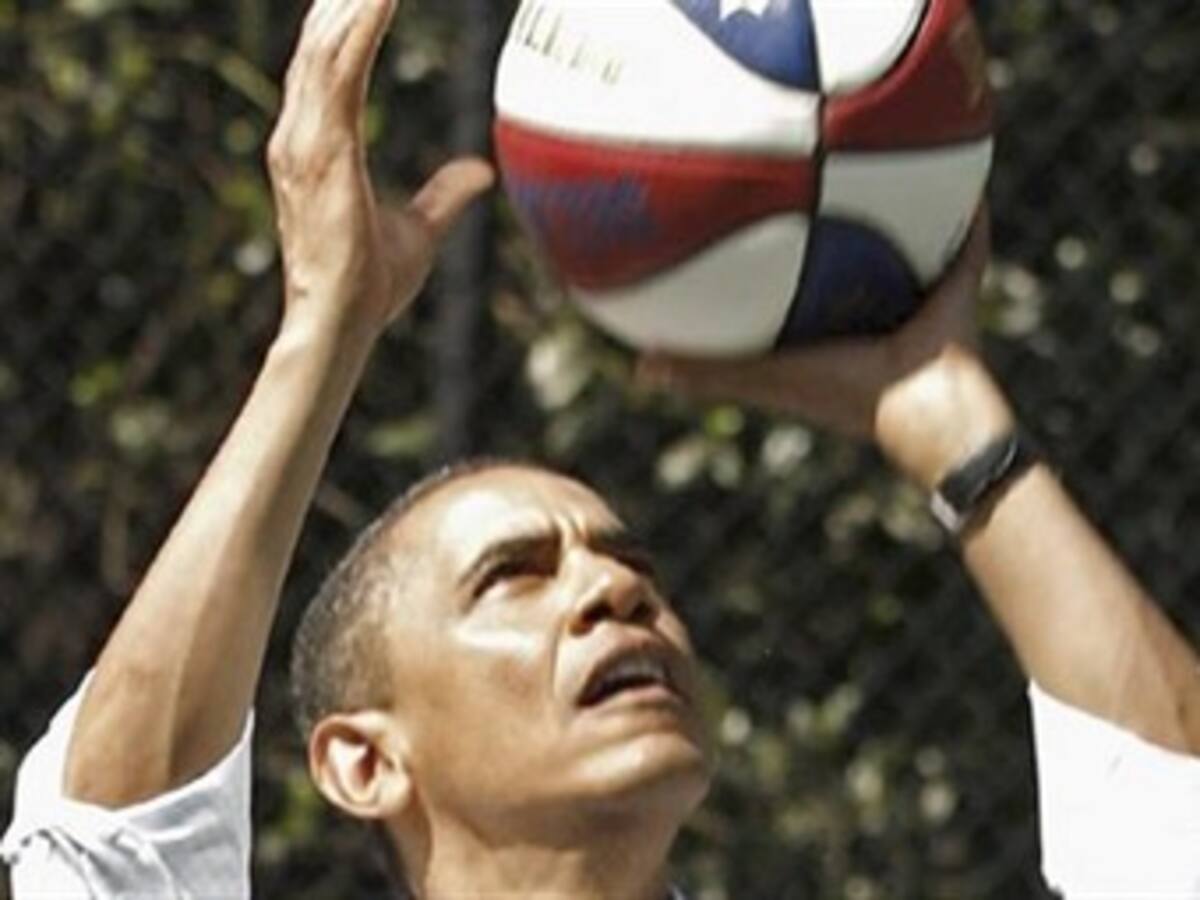 Obama es malo para el baloncesto: 22 tiros para lograr una cesta