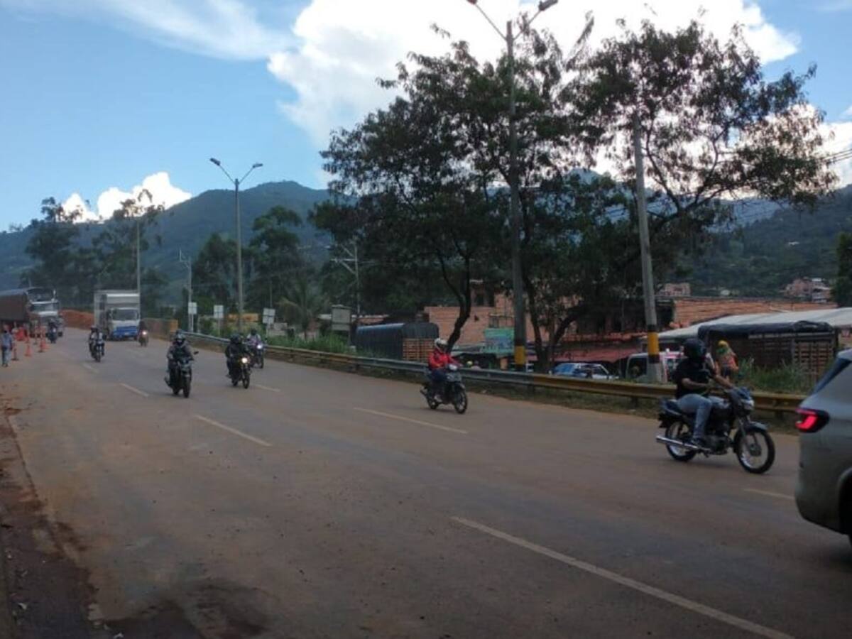 Habilitan la doble calzada en Copacabana tras remover el derrumbe