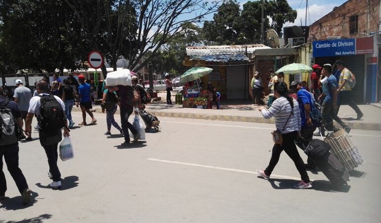 Venezolanos comprando alimentos en Colombia