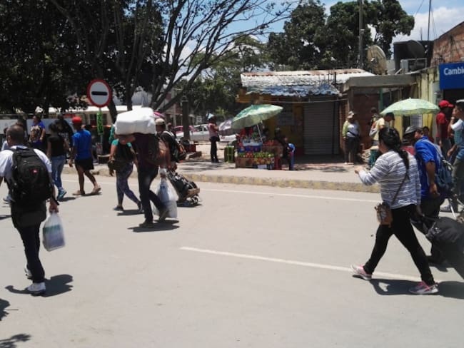 Venezolanos comprando alimentos en Colombia