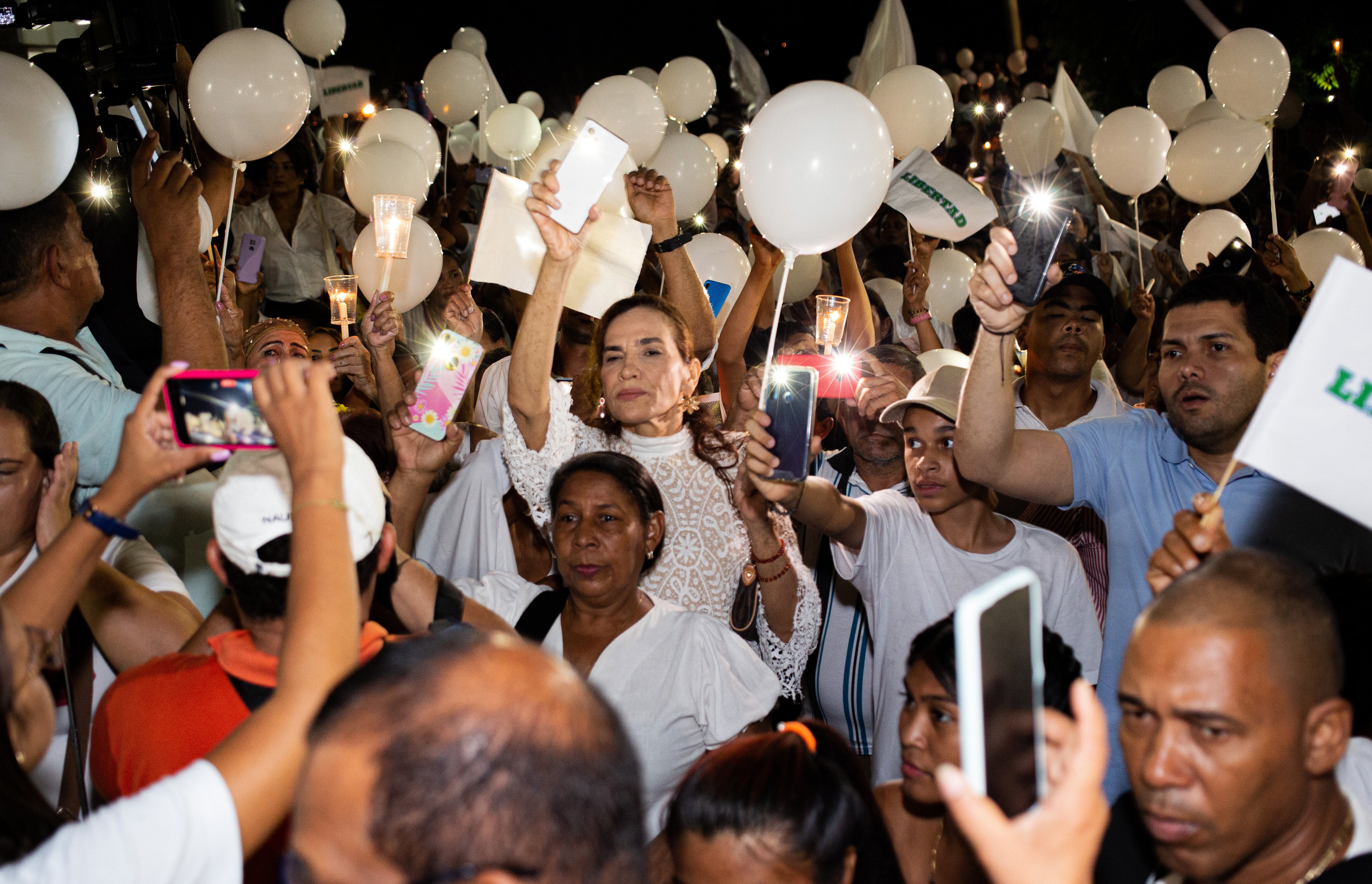 AME3008. BARRANCAS (COLOMBIA), 31/10/2023.- Habitantes del municipio de Barrancas marchan hoy junto a amigos y familiares de Luis Manuel Díaz, secuestrado el sábado pasado, en Barrancas, La Guajira (Colombia). Decenas de personas exigieron este martes la liberación de Luis Manuel Díaz, padre del futbolista colombiano del Liverpool Luis Díaz, secuestrado el sábado pasado en el departamento de La Guajira, fronterizo con Venezuela. Luis Manuel Díaz y su esposa Silenis Marulanda, padres del extremo colombiano, fueron secuestrados el sábado en la localidad de Barrancas, de donde son oriundos. La madre del goleador, dejada en libertad horas después gracias a la presión policial, lidero una manifestación en su oriunda Barrancas para exigir, junto a la población, la liberación de su esposo. EFE/ Carrillo Fonseca